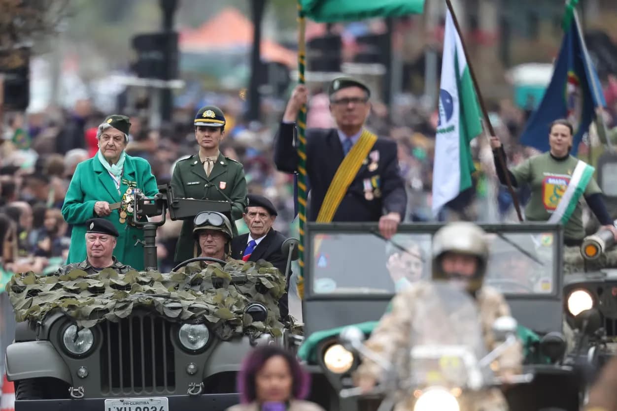 203 anos da Independência: 6,5 mil pessoas desfilam no 7 de Setembro em Curitiba