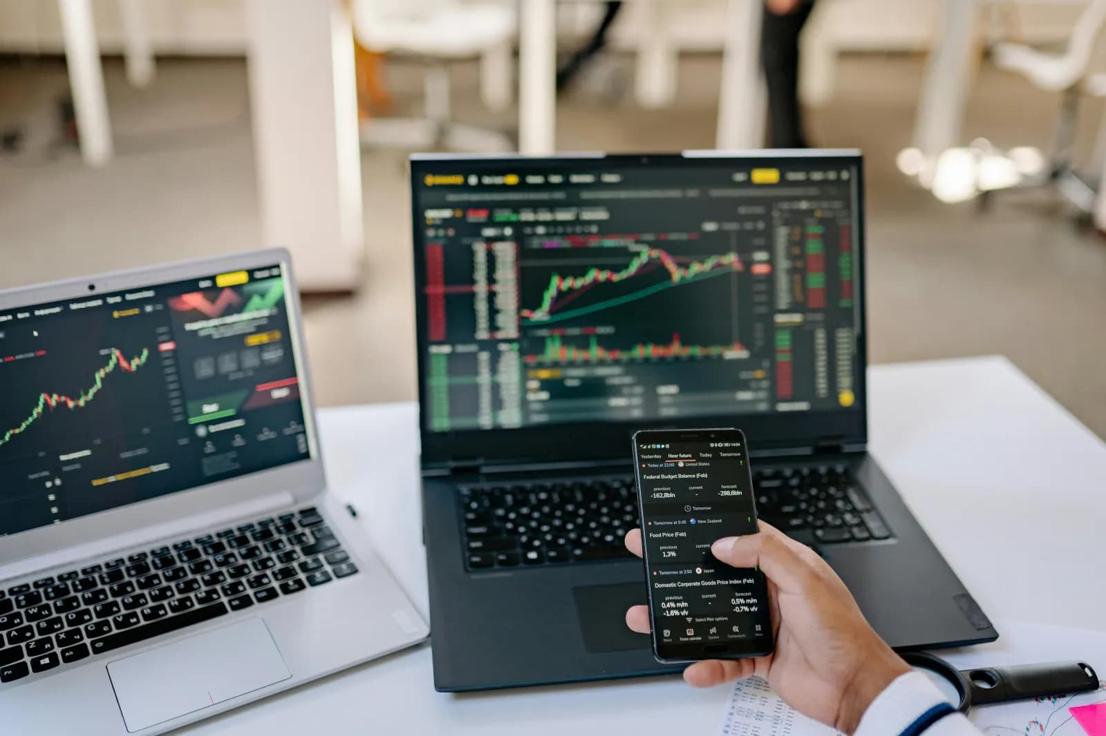 Bolsa bate recorde e fecha acima dos 166 mil pontos pela primeira vez