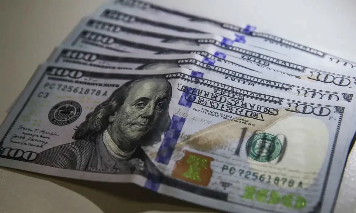 Brasil tem segunda maior saída de dólares da história em 2025