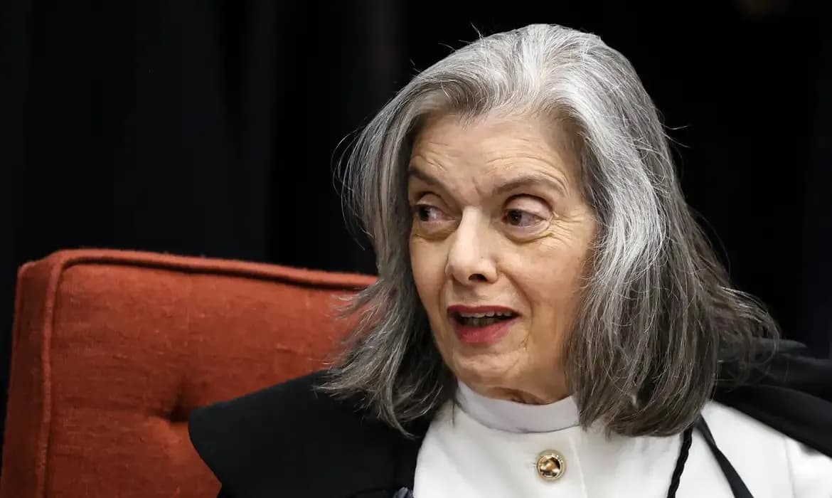 Cármen Lúcia forma maioria pela condenação de Bolsonaro e aliados