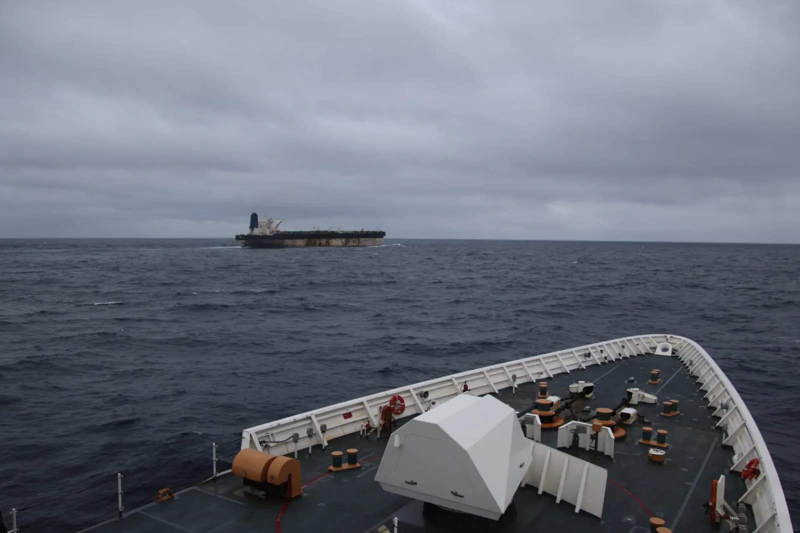 EUA apreendem dois navios que transportariam petróleo da Venezuela
