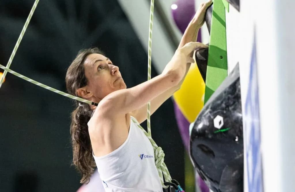 Marina Dias conquista bicampeonato no Mundial de escalada paralímpica