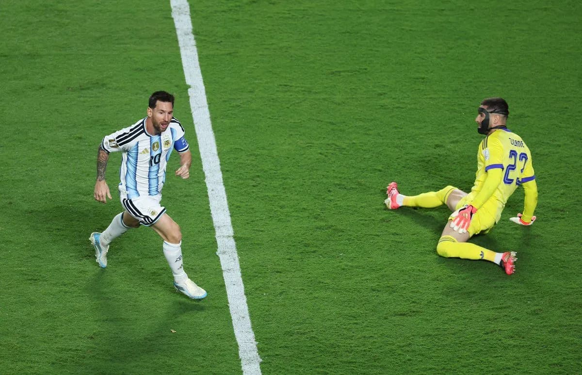 Messi vira maior artilheiro das copas e lidera Argentina em estreia
