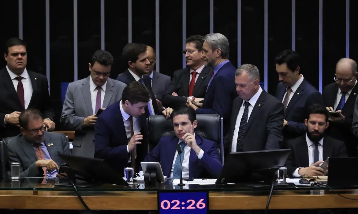 PEC da blindagem é aprovada por deputados e vai ao Senado