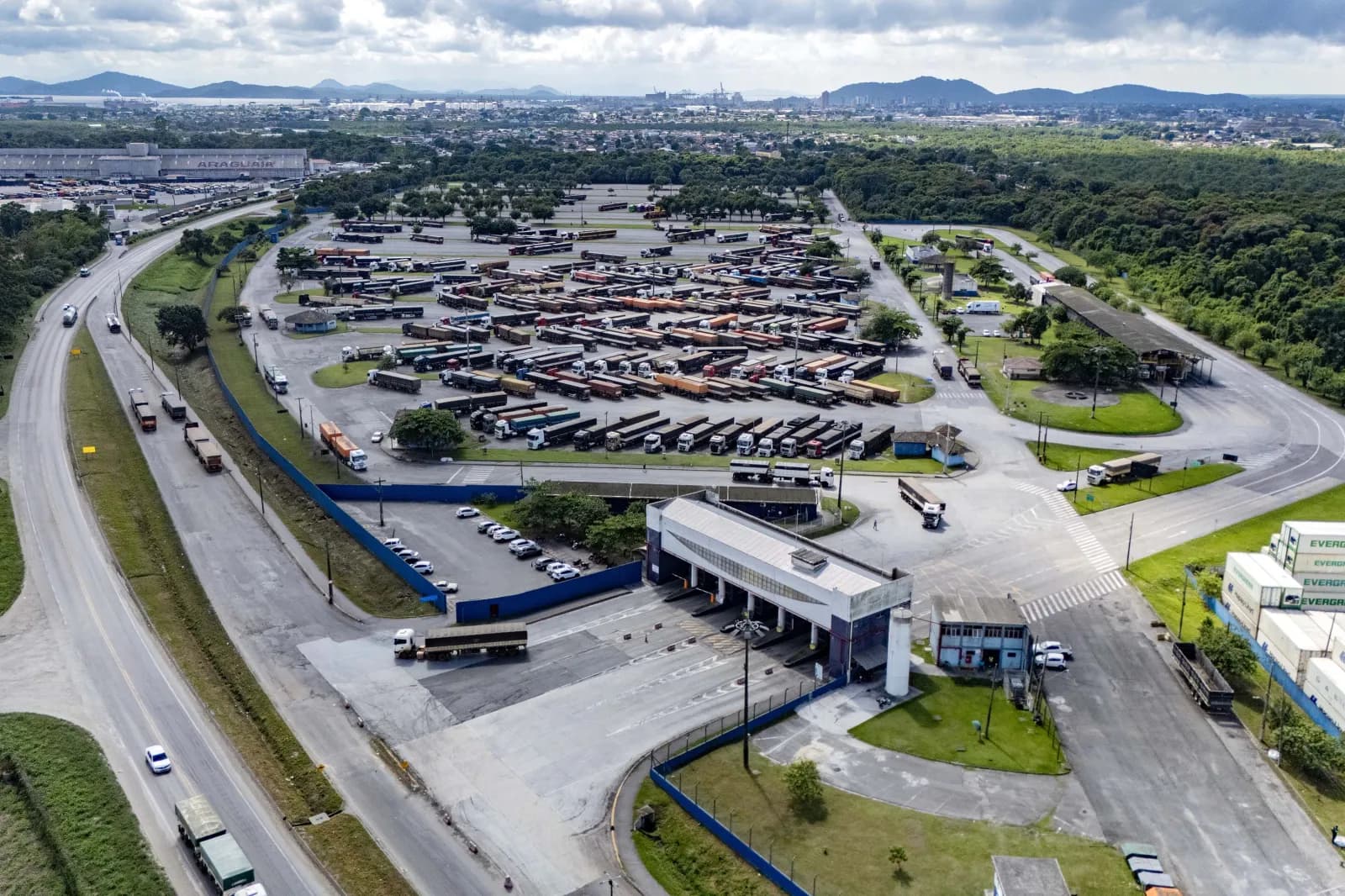 Porto de Paranaguá registra movimento histórico de mais de 2,5 mil caminhões em 24 horas