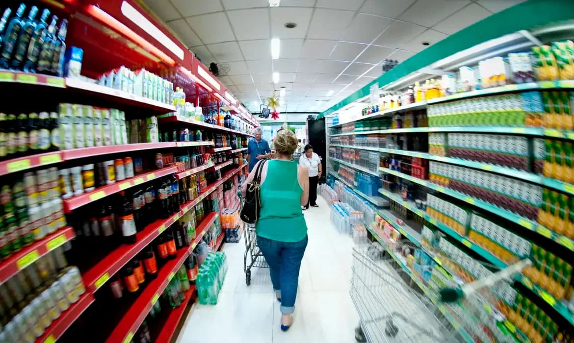 Preço da cesta básica de alimentos cai em 24 capitais, diz pesquisa