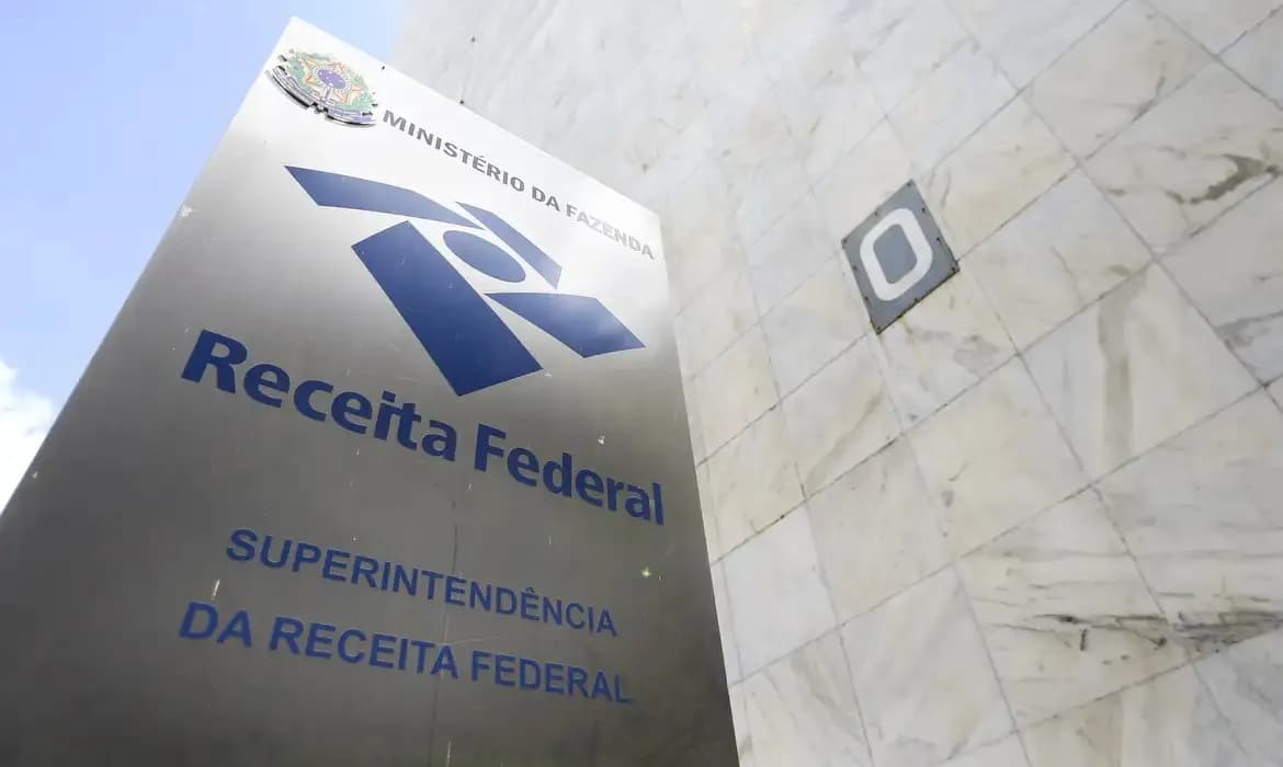 Receita apreende em dois navios no Rio carga de combustível irregular
