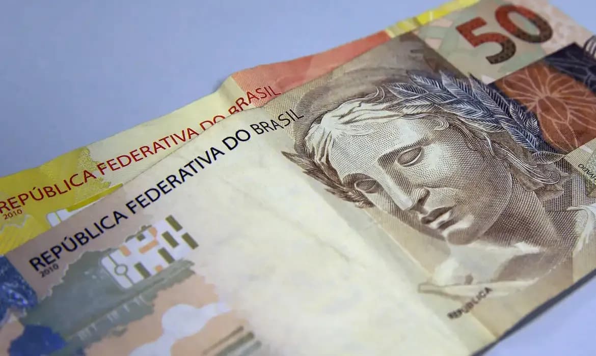 Redução de impostos e equilíbrio fiscal são prioridades, aponta CNI