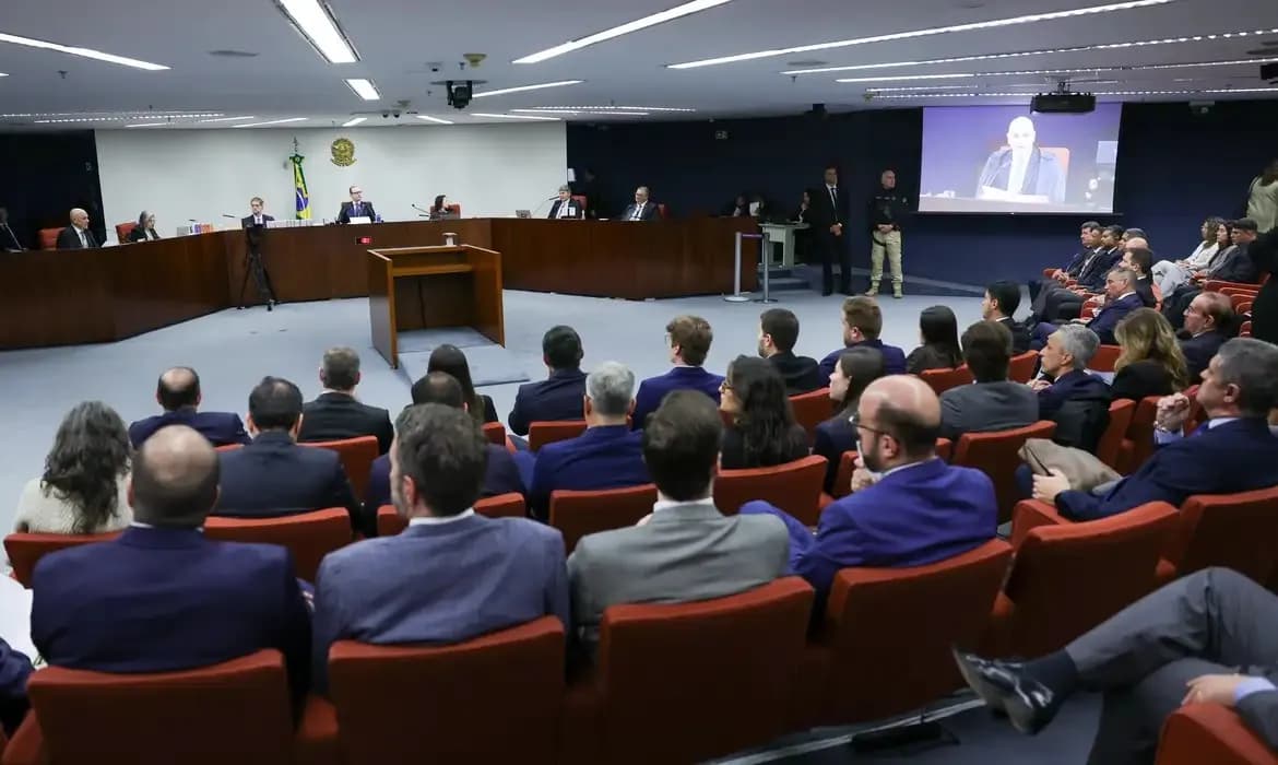 Saiba como foi o 1º dia do julgamento de Bolsonaro e mais sete réus