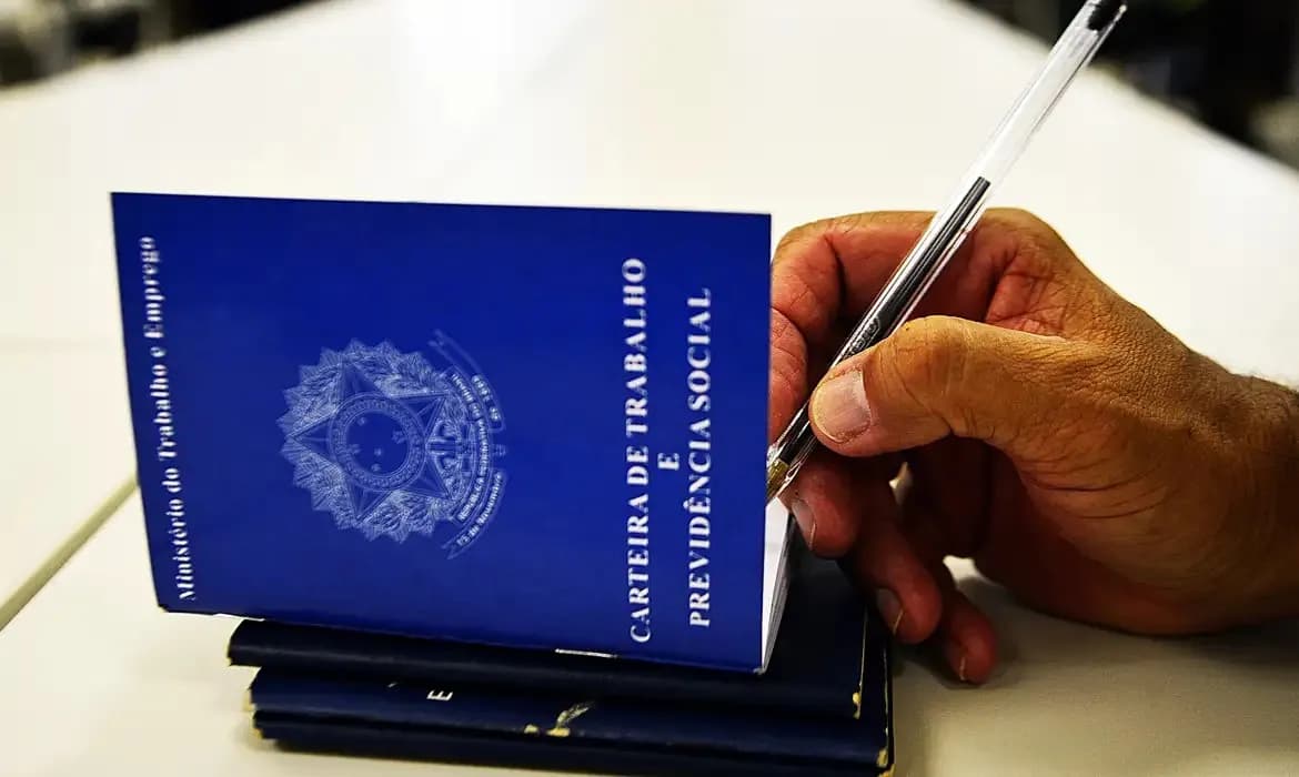 Taxa de desemprego em agosto fica em 5,6% e repete recorde de mínima